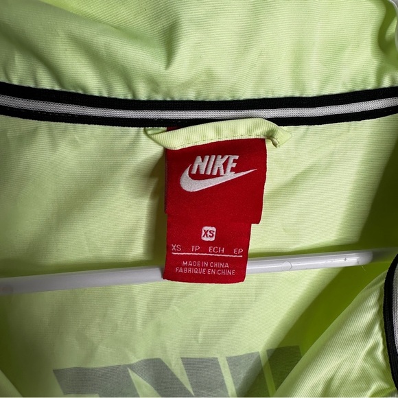 Nike Air - Women’s XS Windbreaker - Zippers and Side Snaps - Athleisure - Picture 6 of 13